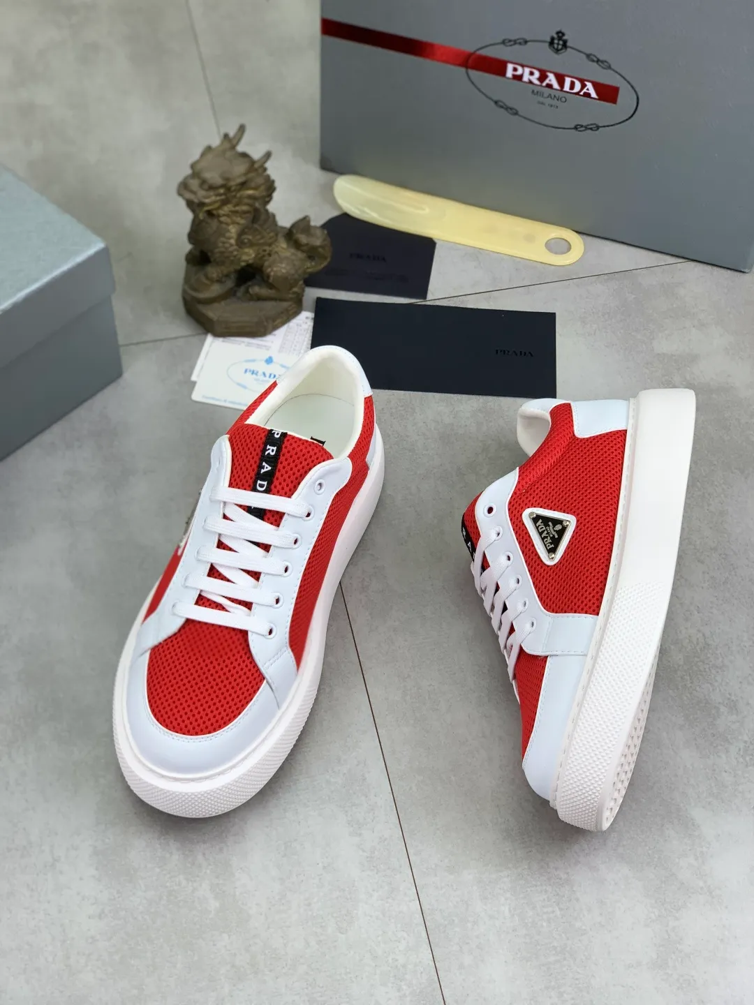 Men's shoes 💰P580💰 [New style] High version official website popular models are on the market, 🆘 Trendy brand (Prada) mainly promotes popular models, avant-garde and versatile fashion men's shoes private version mold opening, cowhide surface splicing 1:1.. Fashionable and simple, original imported cowhide lining cowhide feet; the atmosphere and personality are more fashionable, eye-catching and pursuing class. It will subvert the old idea and be a must-have for fashion trendsetters with you! Must keep it for yourself! Tall and comfortable, large and low, high-end quality workmanship. Size: 38-44 6️⃣colors available.